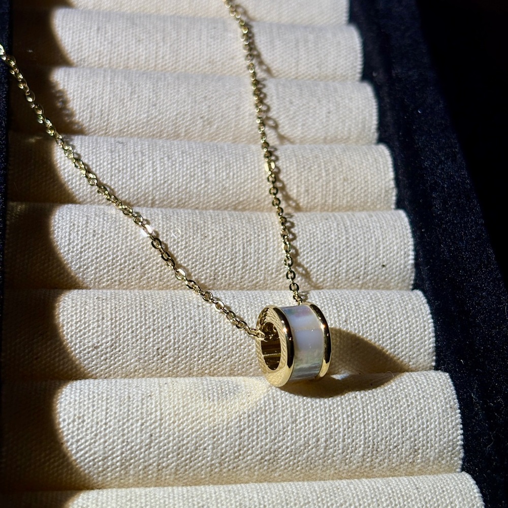 Elegant Gold and White Pendant Necklace - Picture 2 of 2